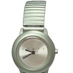 팔찌 스타일의 <b>guess</b> 시계