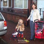 아기끈에 묶여 다니는 아이