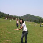 다른 사람 손바닥  <b>위에</b> 올라가기~!(엽기인가..?)