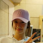 <b>윤아</b> :) 얼굴이 이쁘니까 모자가 잘 어울려 !