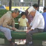 할아버지 장기판에 <b>훈수</b>두는 그녀
