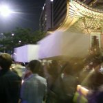 시각 촛불 집회 컨테이너 앞 사진 - 이제 <b>바리</b>케이트 넘어간대요