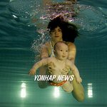 <b>문희준</b>이 아기 고문하는사진