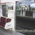 이 역은 <b>열차</b>와 승강장 사이가 넓사오니