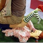 앉기엔 정말 <b>민망</b>한 의자