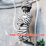 죄수복입고 <b>볼일</b>보는 소년