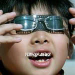 개기<b>일식</b>은 이런 선글라스로 보는거다