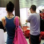 루셀 <b>행사장</b>에서 황보 문신.. 안젤리나 졸리 같다