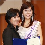 <b>미코</b> 진 나리, 엄마가 더 예뻐