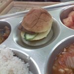 급식으로 나온 햄버거의 <b>정체</b>