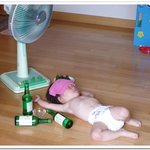 이쁜 아가씨가 <b>대낮</b>부터 소주 먹고