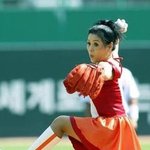 신애 미니스커트 입고 <b>시구</b>