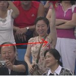 겨털을 유심히 <b>관찰</b>하는 브라질 아저씨
