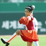 신애~ 미니스커트 입고 <b>야구</b> 시구 (사진有 )