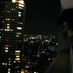 배두나, 일본 도쿄의 방에서 <b>나풀</b> 거리는 커텐 옆 분위기