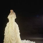 낙하산으로 만든 웨딩드레스