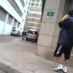 베컴,<b>명동</b> 스타벅스에서 커피 사서 나오는 직찍!!!!!!!!!!...