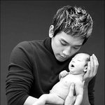 조심스럽게 아기를 <b>안고</b>있는 비
