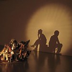 조명받는 쓰레기<b>더미</b>가 작품?