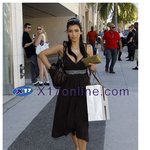 선행하는 킴 카다<b>라시</b>안, 왠지 설정냄새 폴폴~~