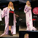 일본<b>전통</b>의상 입은 힐튼