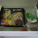 <b>기내식</b>보다 눈에 띈 할아버지 팥빵!