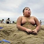 모래놀이하는 꼬마의 엄청난 포스
