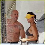 브루스 윌리스 딸같은 여친과