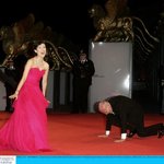 <b>절세미녀</b> 장쯔이 치마 밑에 무릎 꿇은 영화제 주석