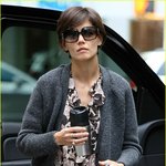 <b>초췌</b>한 모습으로 총총 걸어가는 케이티홈즈! 신발 특이하네