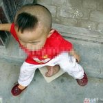 엉덩이에 다리가 있는 아이 밝은표정, 더 안타까워~