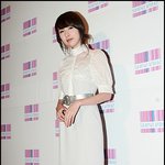 간미연, 여성적인 원피스.. <b>왼쪽</b> 무릎에는 멍?