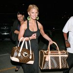 무쇠팔 제시카 심슨, <b>양손</b>에 루이비통 가방