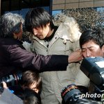 '5분만의 철수' 장동건1인시위, <b>국회앞</b>에서 재개