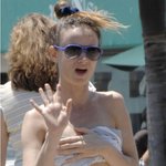 줄리엣 <b>루이스</b>, 금방이라도 흘러내릴 것 같은 상의