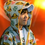 무대 위 송백경, <b>잠옷</b> 입은 줄 알았네