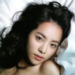 한지민 최근 화보에서 <b>우아</b>하게 섹시한 포즈와 눈빛