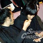 강동원에게 뭔가 주는 <b>최민수</b>