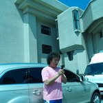 민망한 핫팬츠입고 통화에 <b>열중</b>한 식신정준하!