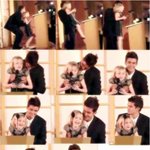 올랜도<b>블룸</b>에게 안겨 수상소감을 말하는 다코타패닝 그런데