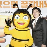 <b>꿀벌</b>과 함께 있는 유재석! 기자시사회에서 훈남느낌!?