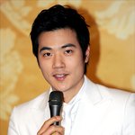 식객 시사회에서 <b>하얀색</b>으로 빼입은 김강우