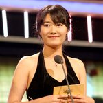 검은 드레스 입은 사모님, <b>단아</b>한 매력까지