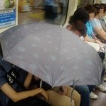 지하철에서 본 <b>우산</b>커플, 뭐하냐?;