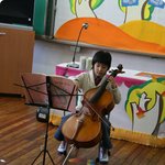 지승준 학예회에서 <b>첼로</b> 연주하는 모습