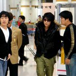 공항에서.. 90도 인사하는 이준기