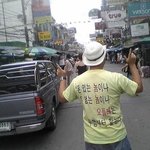 아저씨 등 뒤에! ㅋㅋ 너무 웃겨요!