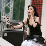 이정현, 이번엔 태극기 다리에 <b>감고</b>~ 무대에 섰다!