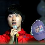 정일우 빨간<b>점퍼</b>에 흰바지, 그래도 포스나