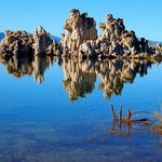 호수 가운데 있는 특이한 바위들